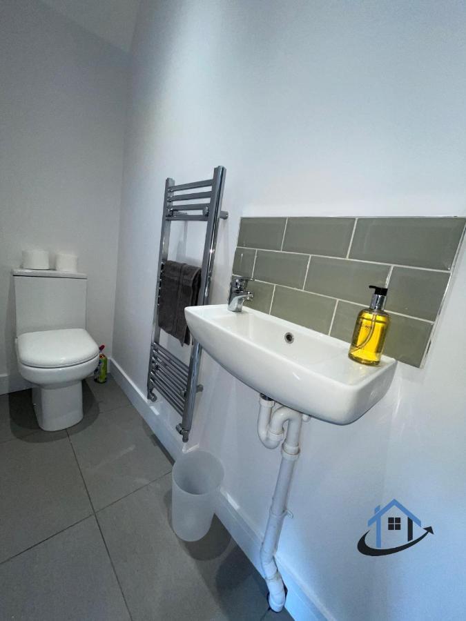 Acaster House, X4 Rooms With En-Suites X1 Room Private Bathroom, Street Parking, Close To Train Station Kettering Exteriör bild