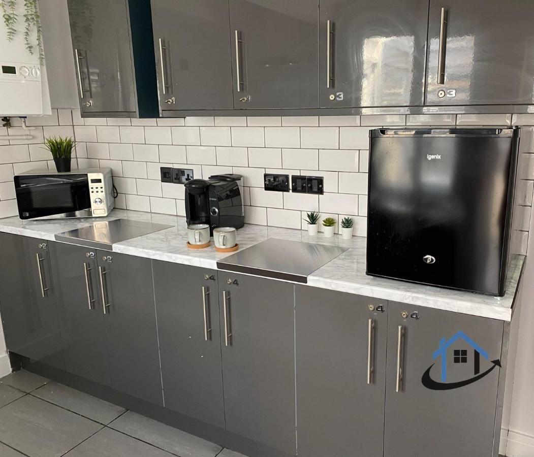 Acaster House, X4 Rooms With En-Suites X1 Room Private Bathroom, Street Parking, Close To Train Station Kettering Exteriör bild