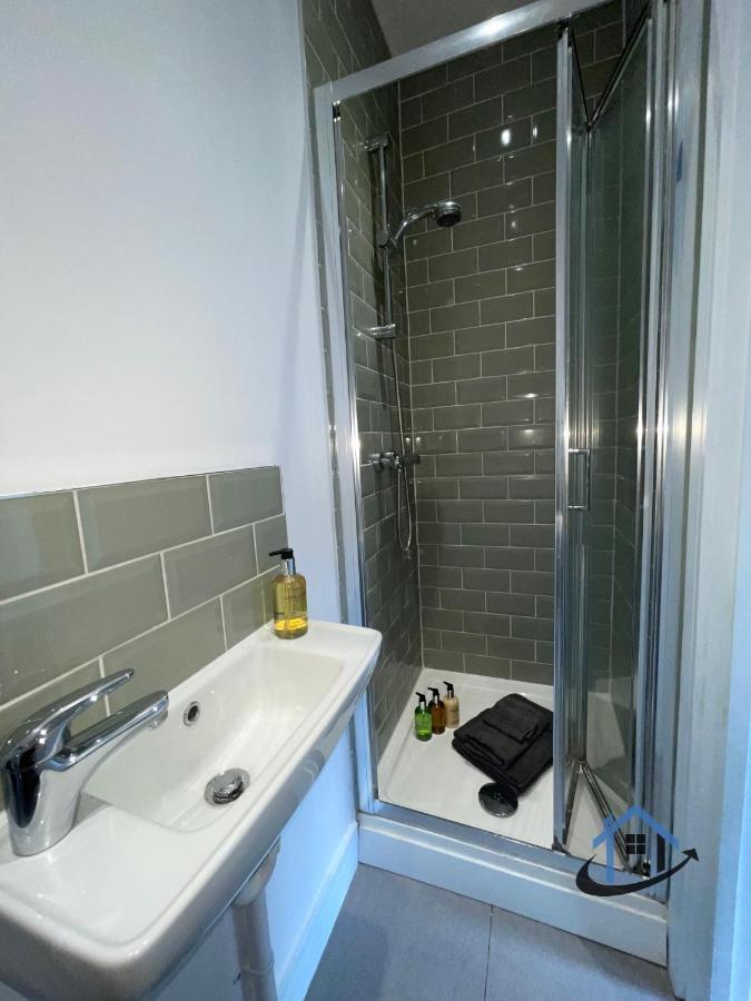 Acaster House, X4 Rooms With En-Suites X1 Room Private Bathroom, Street Parking, Close To Train Station Kettering Exteriör bild
