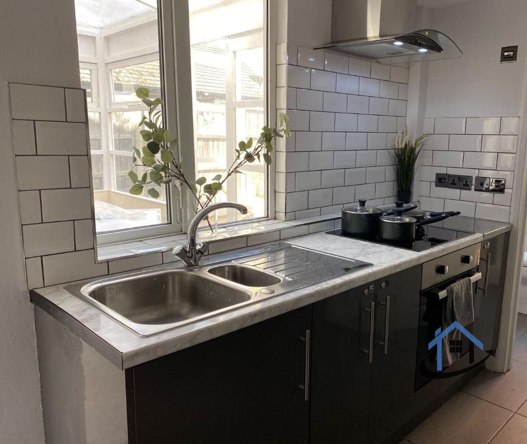 Acaster House, X4 Rooms With En-Suites X1 Room Private Bathroom, Street Parking, Close To Train Station Kettering Exteriör bild